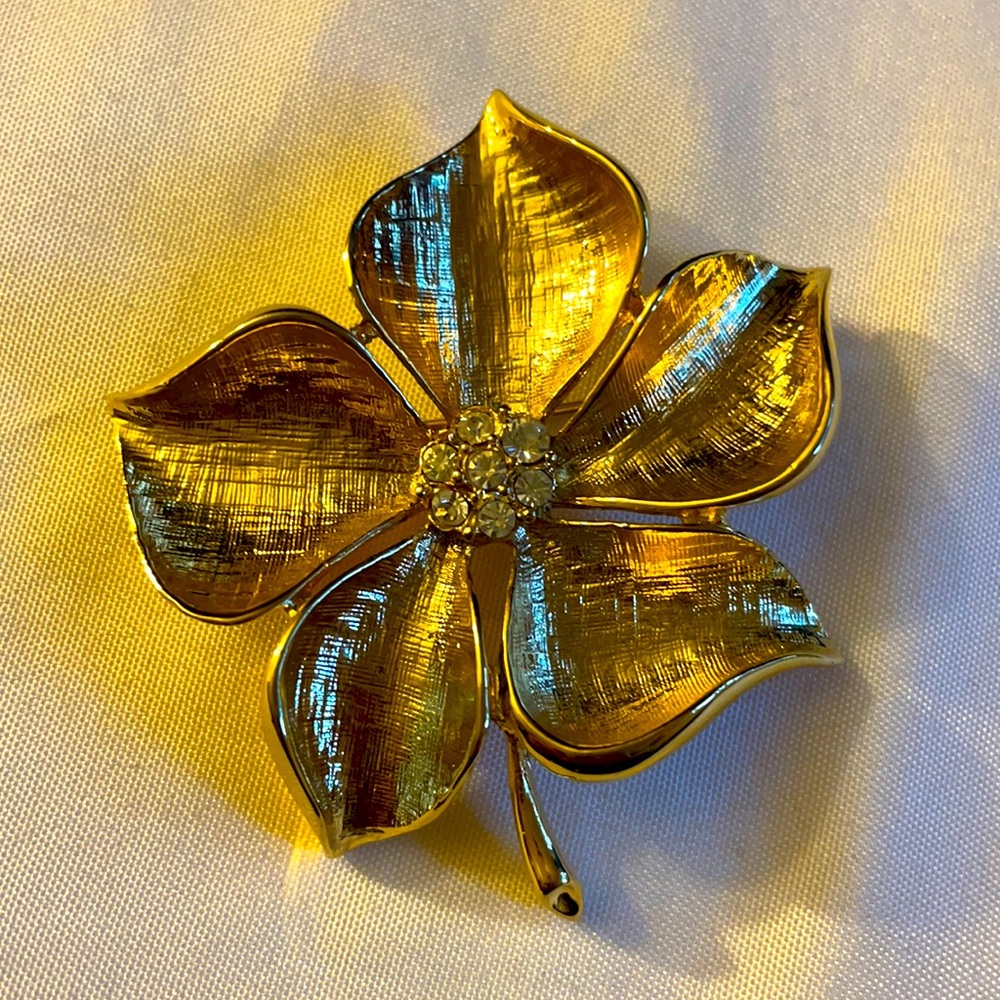 🌟 Vintage golden flower brooch